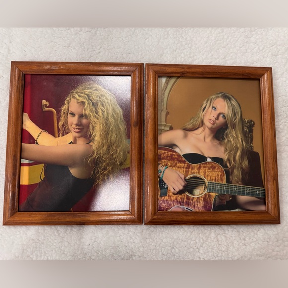 2 Framed Photos of Young Taylor Swift - Picture 1 of 6